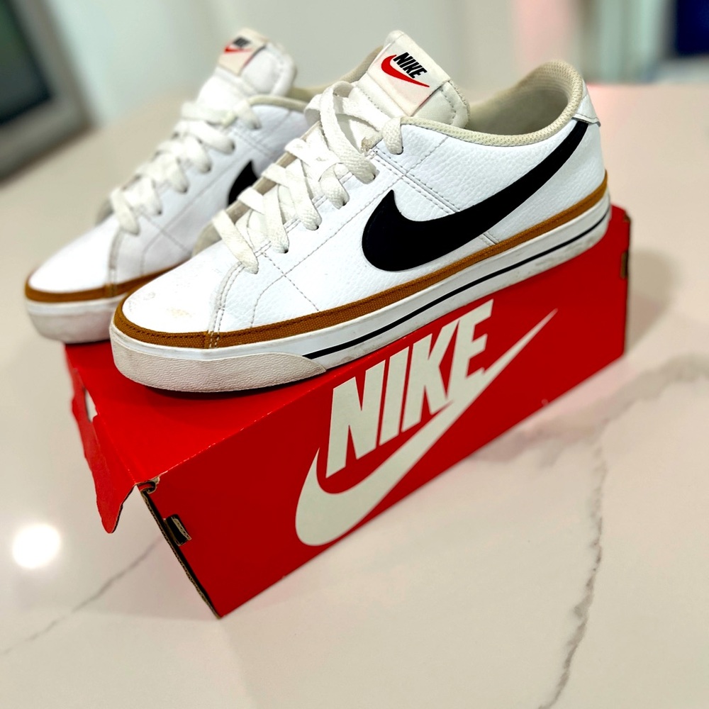 Women’s sz. 9 NIKE Legacy shoes